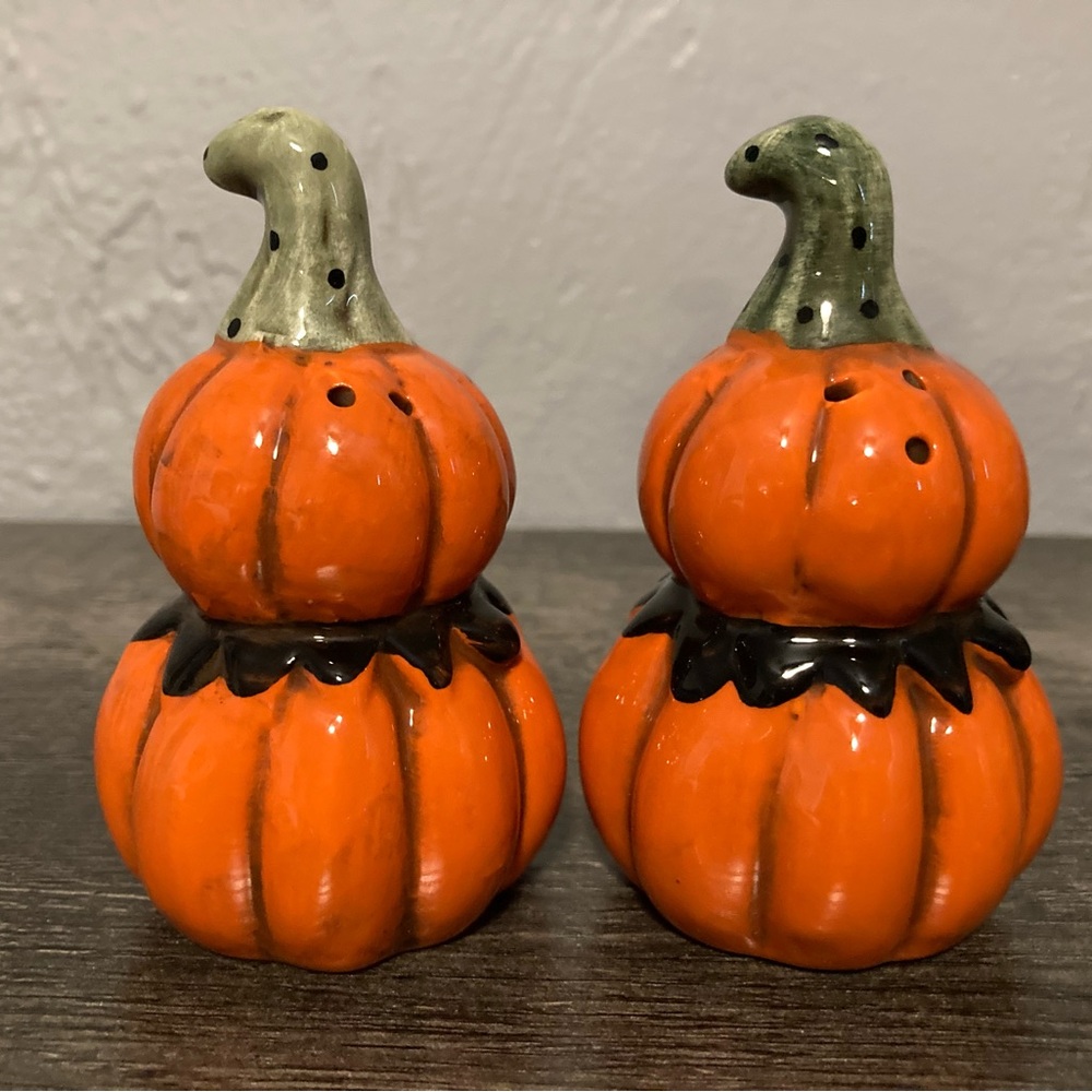 Johanna Parker Halloween Pumpkin Salt & Pepper Shakers - Picture 2 of 6